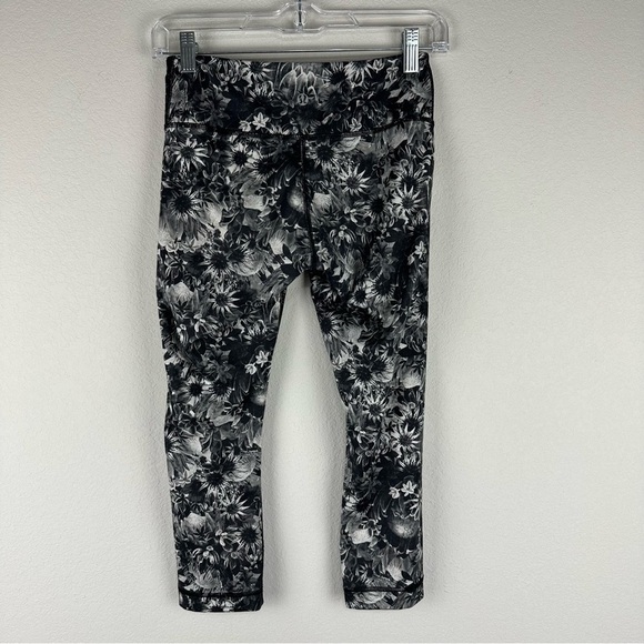 Lululemon Gray Black Flowabunga Floral Cropped Athletic Athleisure Leggings 4 - Picture 2 of 4